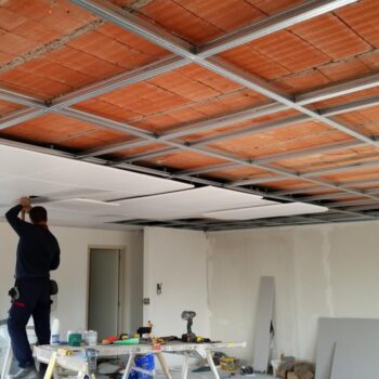 Plafond hourdis brique: peut-on poser un faux plafond? Comparatif des techniques, devis et conseils écologiques